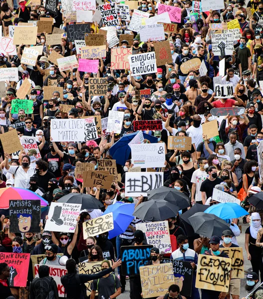 Miami Downtown, FL, USA - 12 giugno 2020: Black Lives Matter. Dimostrazione. Manifestanti e manifesti. Migliaia di persone nelle strade degli Stati Uniti partecipano alle manifestazioni contro il razzismo . — Foto Stock