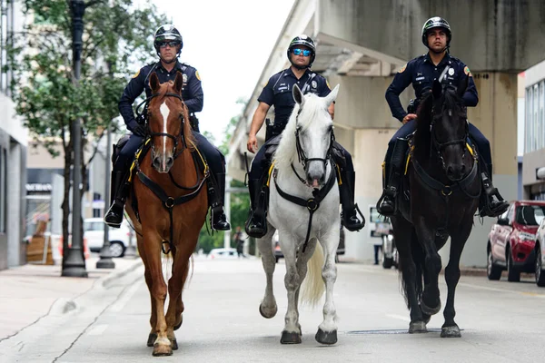 Miami Downtown, FL, USA - 4 juni 2020: Politieagenten te paard. Gemonteerde politie. — Stockfoto