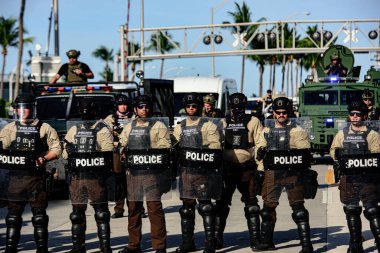 Miami Downtown, FL, ABD - 31 Mayıs 2020 Amerikan polisi. Beyaz ve siyah insanlar bir arada, meslektaşlarım..
