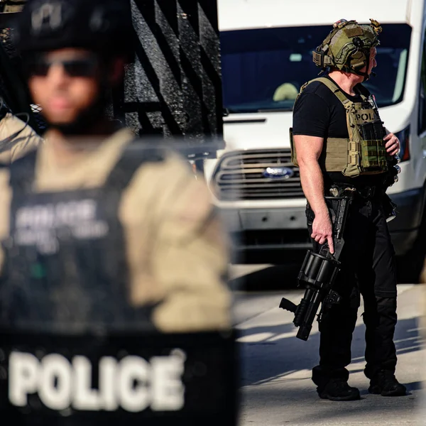 Miami Downtown, FL, Estados Unidos - 31 de mayo de 2020: policías y militares estadounidenses . — Foto de Stock