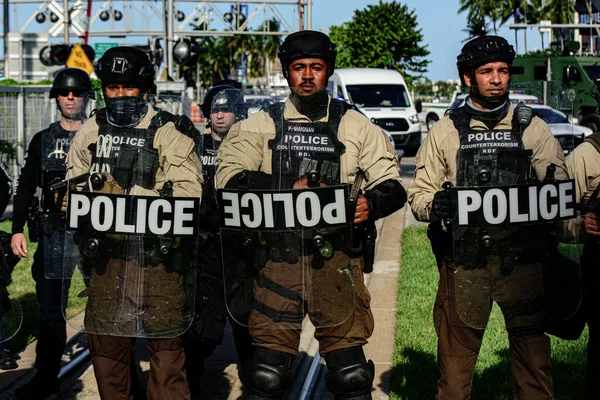 Miami Downtown, FL, Estados Unidos - 31 de mayo de 2020 Oficiales de policía estadounidenses. Gente blanca y negra juntos, colegas . — Foto de Stock
