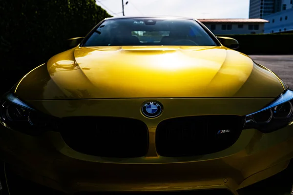 Miami, Florida, USA - JUNE 2020: BMW logo. 노란 슈퍼 카. 아주 비싼 차네요. 호스 파워. 이동 할 수있다. 사치 스러운 생활. — 스톡 사진