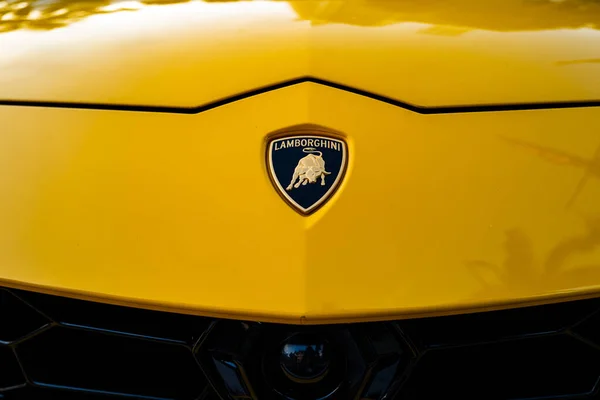 Miami, Florida, ABD - Haziran 2020 Lamborghini logosu. Sarı süper araba. Güzel, pahalı bir araba. Beygir gücü. Zarif taşıma. Lüks hayat.. — Stok fotoğraf