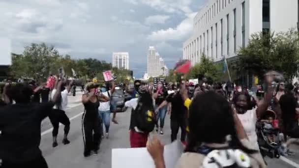 Orlando, FL, EUA - 19 de junho de 2020: Movimento. Dançando durante uma manifestação de negros em Orlando. Festa durante o protesto. Dança de rua. As pessoas negras e brancas exigem igualdade . — Vídeo de Stock