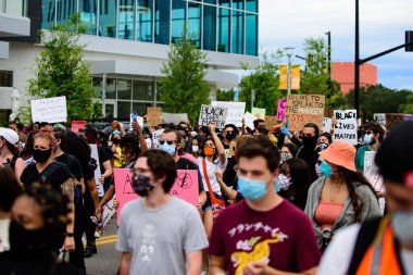 Orlando, FL, ABD - 19 Haziran 2020: ABD 'de gösteriler ve George Floyd' un ölümünden sonra ırkçılığa karşı protestolar. Irkçılığa karşı gösteri, ABD 'li eylemci. Duygusal ırkçılık karşıtı gösteriler.