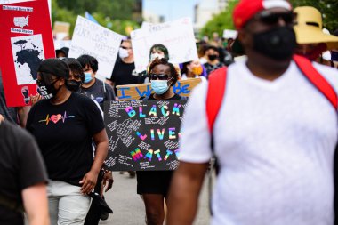 Orlando, FL, ABD - 19 Haziran 2020: Siyahların Yaşamı Önemlidir. Birçok Amerikan vatandaşı George Floyd 'un ölümüne karşı barışçıl protestolara katıldı: insanlar protesto ediyorlar. Beyaz ve siyah birlikte..