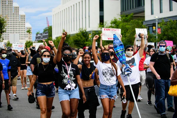 Orlando, FL, USA - 19 JUIN 2020 : Manifestation des femmes américaines aux Etats-Unis. Femme leader, protestation de la femme. Black Lives Matter. Beaucoup de gens américains sont allés à des manifestations pacifiques aux États-Unis. — Photo