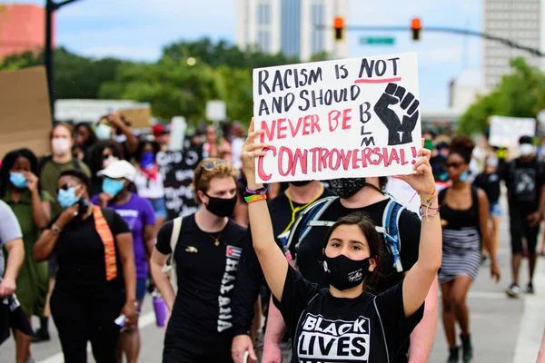 Orlando, FL, Estados Unidos - 19 de junio de 2020: George Floyd protesta. Marchas pacíficas para pedir justicia en la muerte de George Floyd . — Foto de Stock