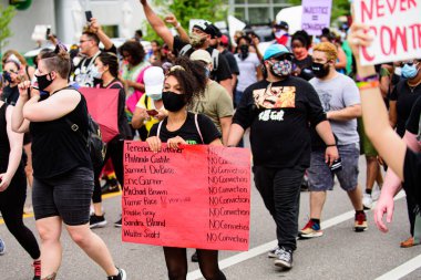 Orlando, FL, ABD - 19 Haziran 2020: ABD 'deki polis operasyonunun siyahi kurbanları. ABD sokak cinayetlerine karşı protestolar ve gösteriler.