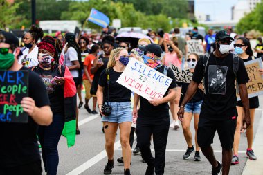 Orlando, FL, ABD - 19 Haziran 2020: Sessizlik şiddet posteridir. Siyahların Yaşamı Önemlidir. Birçok Amerikalı, George Floyd 'un ölümüne karşı Amerika' da barışçıl protestolara katıldı..