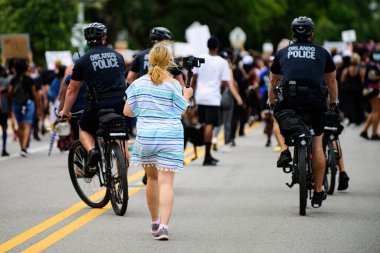 Orlando, FL, ABD - 19 Haziran 2020: Orlando polisi. Polis ve ırkçılığa karşı protesto.