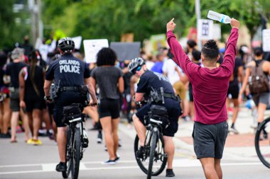 Orlando, FL, ABD - 19 Haziran 2020: Polis mağdurlarına ve siyahların öldürülmesine karşı protesto.