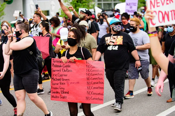 Orlando, FL, Estados Unidos - 19 de junio de 2020: Víctimas negras de la acción policial en Estados Unidos. Protestas y manifestaciones contra asesinatos callejeros en Estados Unidos . —  Fotos de Stock