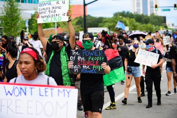 Orlando, FL, Estados Unidos - 19 de junio de 2020: Cartel sobre los presidentes de Estados Unidos en la manifestación de Orlando. Gente y política . — Foto de Stock