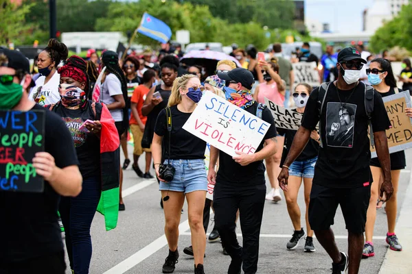 Orlando, FL, USA - 2020 Június 19: A csend az erőszak plakátja. A fekete élet számít. Sok amerikai békés tüntetésre indult az USA-ban George Floyd halála ellen.. — Stock Fotó