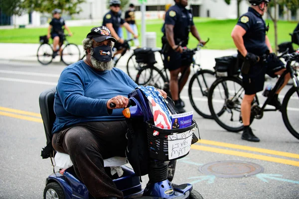 Orlando, FL, USA - 19 juni 2020: Handikappad man vid protesten Black Lives Matter. — Stockfoto