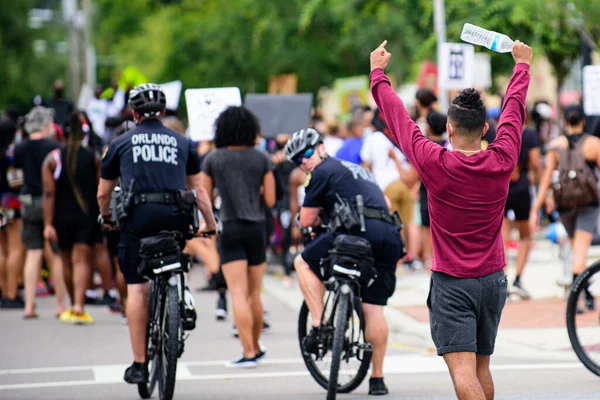 Orlando, FL, USA - 2020. június 19.: Tiltakozás a rendőrség áldozatai ellen és a feketék meggyilkolása ellen. — Stock Fotó