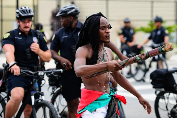 Orlando, FL, USA - JUNI 19, 2020: Svart man vid demonstrationerna mot rasism i USA. — Stockfoto