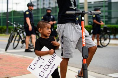 Orlando, FL, ABD - 19 Haziran 2020: posterli siyah çocuk yeter. Siyahların Yaşamı Önemlidir.