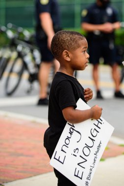 Orlando, FL, USA - 19 Haziran 2020: Yeter artık. Posterli siyah çocuk. Siyahların Yaşamı Önemlidir.