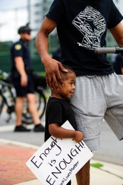 Orlando, FL, ABD - 19 Haziran 2020: Siyahların haklarını ve eşitliği protesto eden aile, baba ve oğul.