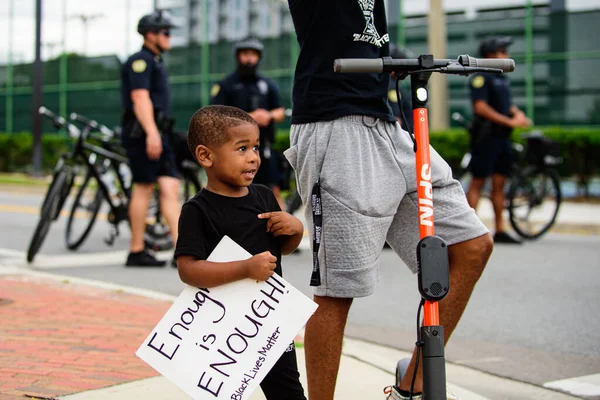 美国佛罗里达州奥兰多市- 2020年6月19日:有海报的黑人小孩就够了.黑人的生命很重要. — 图库照片