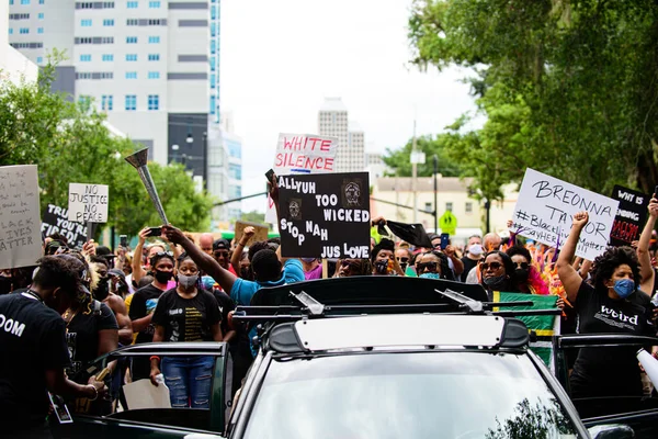 Orlando, FL, ABD - 19 Haziran 2020: Siyahların Yaşamı Önemlidir. Birçok Amerikan vatandaşı George Floyd 'un ölümüne karşı barışçıl protestolara katıldı: insanlar protesto ediyorlar. Beyaz ve siyah birlikte.. — Stok fotoğraf