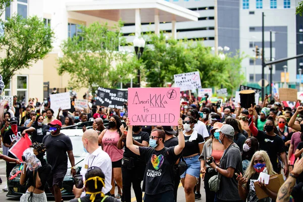 Orlando, FL, Estados Unidos - 19 de junio de 2020: Black Lives Matter. Muchos estadounidenses acudieron a protestas pacíficas en Estados Unidos contra la muerte de George Floyd: la gente está protestando. Blanco y negro juntos . —  Fotos de Stock