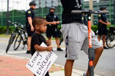 Orlando, FL, ABD - 19 Haziran 2020: Siyahların Yaşamı Önemlidir 'i protesto eden bir afişi olan siyah çocuk. Tatlı çocuk ve protesto.