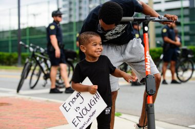 Orlando, FL, ABD - 19 Haziran 2020: Aile. Siyah aile, baba ve oğul birlikte. Mutlu çocuk..