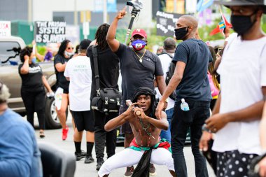 Orlando, FL, ABD - 19 Haziran 2020: Beyzbol sopalı siyahlar ABD 'de protesto gösterisi.