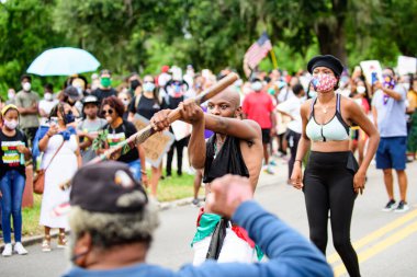 Orlando, FL, ABD - 19 Haziran 2020: Siyahların Yaşamı Önemlidir. Birçok Amerikan vatandaşı George Floyd 'un ölümüne karşı barışçıl protestolara katıldı: insanlar protesto ediyorlar. Beyaz ve siyah birlikte..