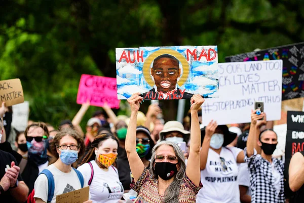 Orlando, FL, USA - 19. června 2020: Black Lives Matter. Mnoho Američanů odešlo v USA na pokojné protesty proti smrti George Floyda: lidé protestují. Bílá a černá dohromady. — Stock fotografie