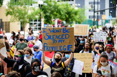 Orlando, FL, ABD - 19 Haziran 2020: Siyahların Yaşamı Önemlidir. Birçok Amerikan vatandaşı George Floyd 'un ölümüne karşı barışçıl protestolara katıldı..
