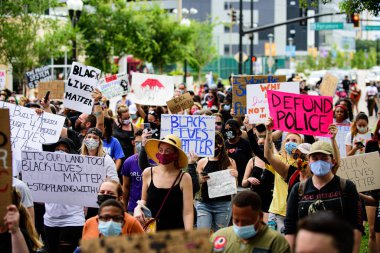 Orlando, FL, ABD - 19 Haziran 2020: Siyahların Yaşamı Önemlidir posterleri. Birçok Amerikan vatandaşı George Floyd 'un ölümüne karşı barışçıl protestolara katıldı: insanlar protesto ediyorlar. Beyaz ve siyah birlikte..