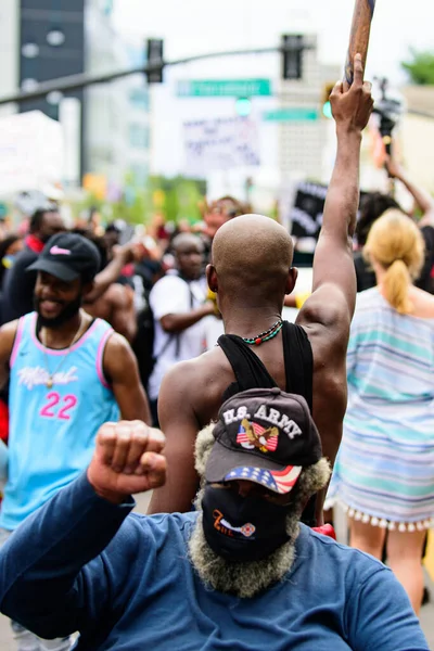 Orlando, FL, USA - 19. června 2020: Černobílí lidé v USA. Boj za lidská práva. — Stock fotografie