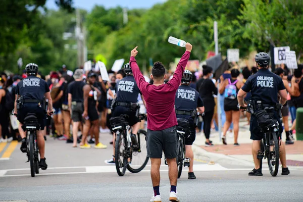 Orlando, FL, ABD - 19 Haziran 2020: Polis ve protestocular. Protestolar ABD genelinde kentlere yayıldı. Orlando canlı protesto yapıyor. Polis ve protestocu.