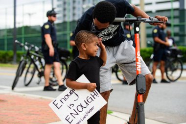 Orlando, FL, ABD - 19 Haziran 2020: Bir gösteride Amerikan ailesi.