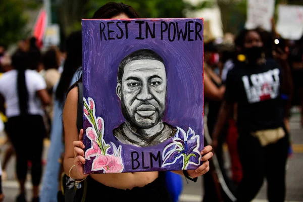 Орландо, Флорида, США - 19 июня 2020 года: Джордж Флойд. Черные жизни имеют значение. Плакат с BLM. RIP Джордж Флойд. — стоковое фото