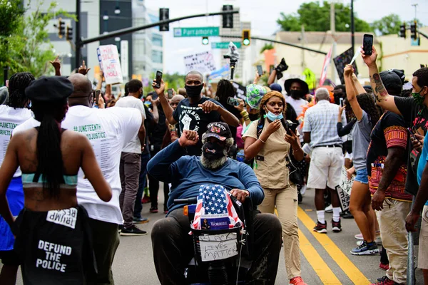 Orlando, FL, USA - JUNE 19, 2020: Protests in the USA. 올랜도에서의 시위중에 사람들. — 스톡 사진