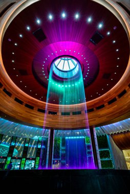 HOLYWOOD, FL, ABD - 18 Haziran 2020 Seminole Hard Rock Casino Hotel Resort Hall ve eşsiz bir çeşmesi var. İç dizayn. İçeride ünlü bir bina var. Iconic Gitar Oteli.