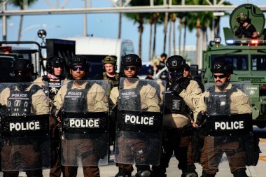 Miami Downtown, FL, ABD - 31 Mayıs 2020 Amerikan polis memurları.