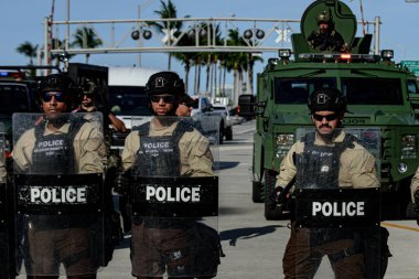 Miami Downtown, FL, ABD - 31 Mayıs 2020: asker ve polis. ABD polisi.