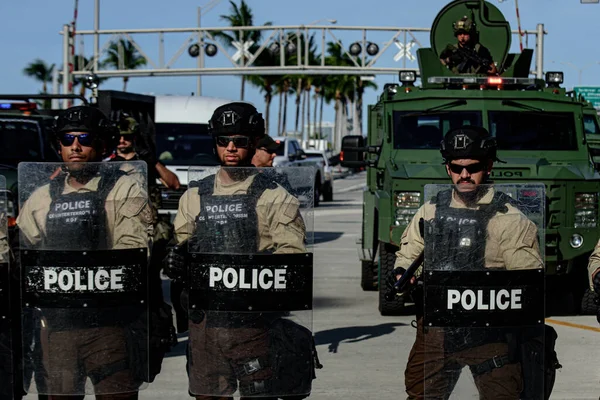 Miami Downtown, FL, ABD - 31 Mayıs 2020: asker ve polis. ABD polisi. — Stok fotoğraf