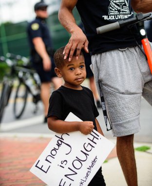 Orlando, FL, ABD - 19 Haziran 2020: Babası ile siyah çocuk gösteride.