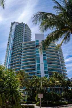 Miami Plajı 'ndaki gökdelen. Miami 'de pahalı gayrimenkul..