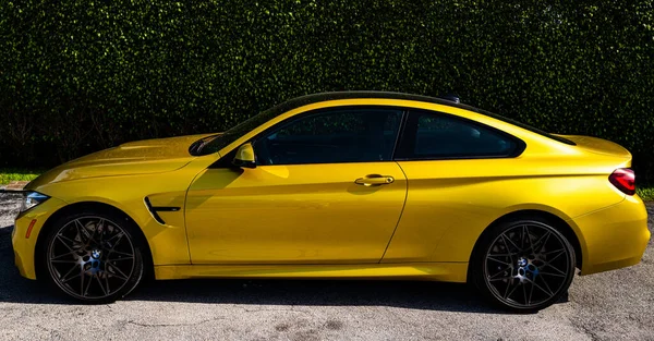 Miami, Florida, USA - JUNE 2020: Yellow super car. 아주 비싼 차네요. 뿔의 힘. — 스톡 사진