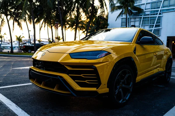 米国フロリダ州マイアミ- 2020年6月:ランボルギーニ。黄色のスーパーカー。美しい高価な車。馬の力だ。エレガントな輸送。贅沢な生活. — ストック写真