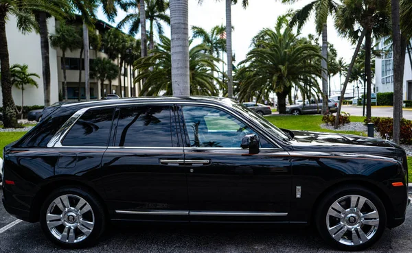 Miami, Florida, USA - JUNE 2020: Rolls Royce. 전형적 인 영국 차가 거리에 있고, 근접하고 있습니다. 롤스로이스는 호화 로운 슈퍼 카의 상징으로 남아 있다. — 스톡 사진