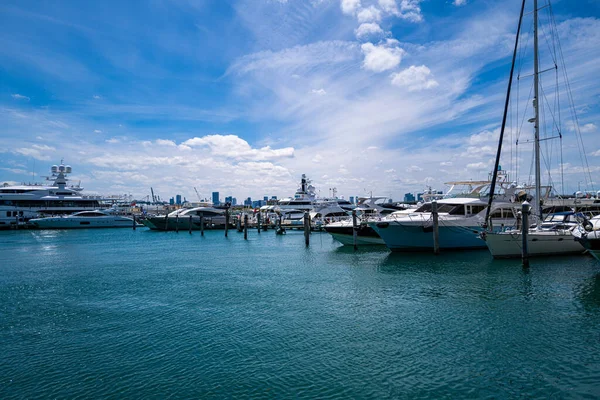 Yates en Miami Beach. Hermoso fondo marino. Puertos . — Foto de Stock